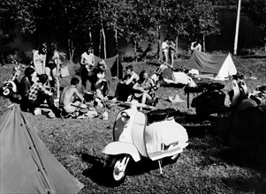 italie, camping avec vespa, 1960 1970