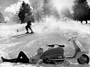 italie, sur la neige avec le scooter lambretta, 1960 1970