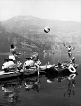 italia, al molo del lago in vespa, 1960