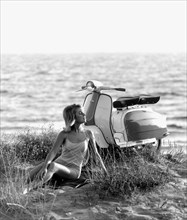 italie, fille sur la plage avec lambretta, 1965