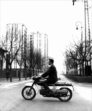 lombardia, milano, sulla motocicletta aermacchi 175, 1965
