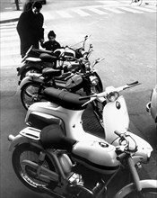 italia, milano, micromotori parcheggiati, 1965