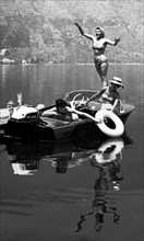 europe, italie, départ en bateau à moteur sur la jetée du lac, 1960