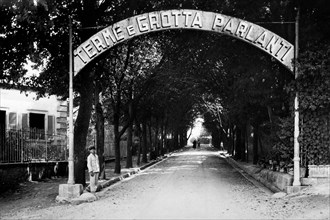 italie, toscane, monsummano terme, avenue à l'entrée de la grotte parlante, 1935