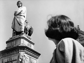 italie, toscane, statue de dante alighieri sur la piazza santa croce, 1965