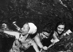 italie, campanie, île de capri, bains à marina piccola, 1930