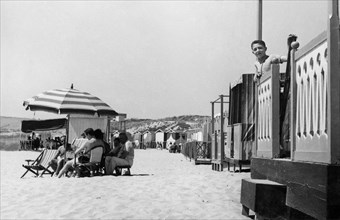 europe, italie, sicile, agrigento, baigneurs au lido san leone, 1940 1950