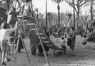 rome, enfants sur le toboggan, 1957