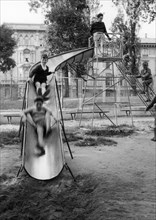 parc de milan, enfants sur le toboggan, 1957