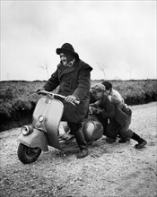professeur sur un scooter, avril 1952