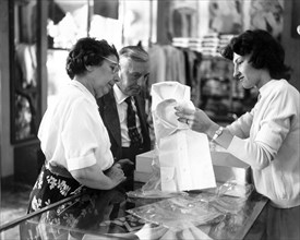 touristes américains faisant des achats dans le centre de milan, 1956