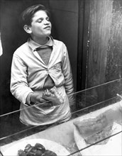 jeune employé dans une pizzeria, 1956
