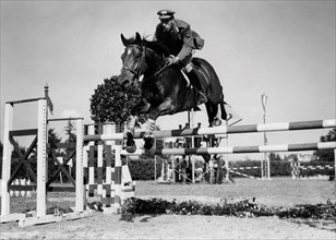 raimondo d'inzeo lors d'une compétition équestre, 1952