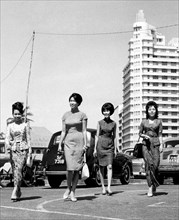 malaisie, singapour, femmes élégantes dans une rue centrale, 1968