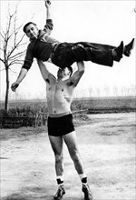 le boxeur francesco cavicchi à l'entraînement, 1955