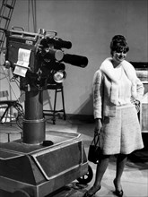 claudia cardinale filmée par une caméra dolly, 1964