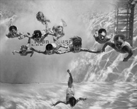 enfants dans la piscine sous l'eau, août 1952