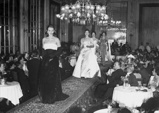 défilé de mode haute couture, 1957