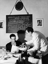 gastronomie, intérieur de restaurant, artichauts alla romana, 1964
