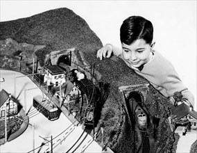 train électrique sur maquette et enfant, 1955