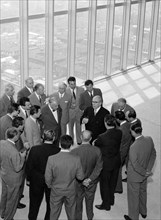 Le maire de Milan, Virgilio Ferrari, visite le gratte-ciel Pirelli, 1959