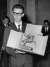bruno bozzetto lauréat du prix "sant'ambrogio d'oro", 1964