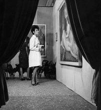 visiteurs féminins de l'exposition sur le XIXe siècle, museo civico di bassano del grappa, 1961