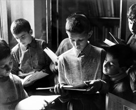 enfants lisant au village tci de la valganna, 1963