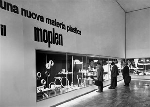 italie, lombardie, milan, stand moplen à la foire de milan, 1957
