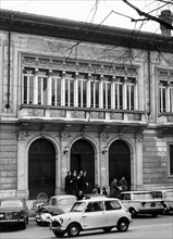 italie, lombardie, milan, étudiants en médecine devant l'institut de pathologie générale, 1964