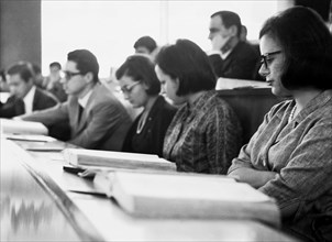 italie, lombardie, milan, étudiants universitaires dans une salle de conférence, 1964