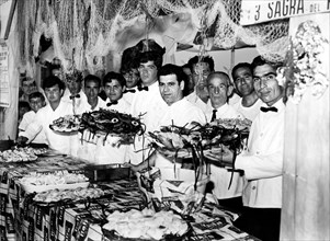 italie, apulie, mola di bari, serveurs au 3e festival du peuple, 1968