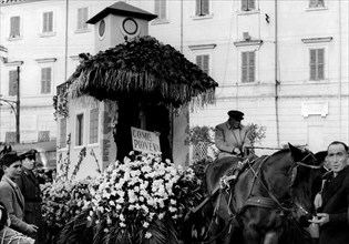 italie, lazio, service de carnaval, défilé de chars de carnaval à frascati, 1953