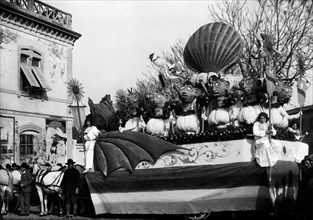 italie, marche, un char du carnaval de fano, 1955