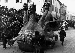 italie, emilia romagna, chars allégoriques au carnaval de salsomaggiore, 1957