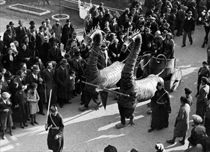 italie, emilia romagna, parade de chars au carnaval de salsomaggiore, 1953
