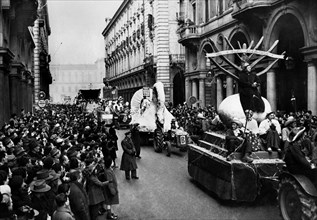 italie, piémont, défilé de chars au carnaval de torino, 1953