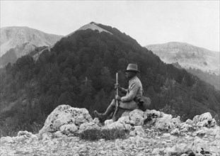 italie, abruzzes, parc national créé en 1922, valle di fondillo, colle dell'orso, gardien du parc, 1925-1930