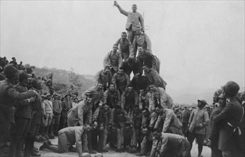 les "pyramides humaines" lors de la fête du statut organisée dans une brigade d'infanterie, vers 1916