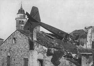 a asolo, non loin de monte grappa, un avion autrichien abattu au-dessus de maisons, 1915-1940