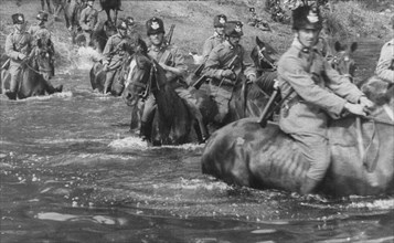 des troupes à cheval passent l'isonzo. le précieux cliché est réalisé par le documentariste et photojournaliste luca comerio. 1915