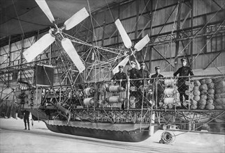 la nacelle d'un dirigeable, équipée d'hélices de propulsion et reliée par des tiges et des câbles d'acier à la charpente de l'enveloppe. On y trouve des réservoirs de carburant et des ballasts, 1915-1...