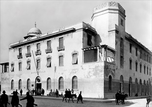 le palais de la banque d'italie à bengasi, capitale de la libye et capitale de la cyrénaïque, occupée par les troupes italiennes en 1911.