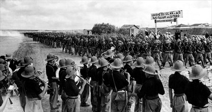 sur une photographie prise par l'istituto luce, les troupes d'occupation italiennes, pendant la guerre en afrique de l'est. 1935-36