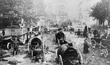 une rue de trento pendant la retraite autrichienne. (guerre de 1915-18)