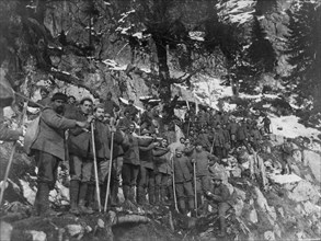 équipe de travail pour la construction d'une route militaire dans les montagnes, sur une photographie prise par le laboratoire photographique du commandement suprême. guerre 1915-18
