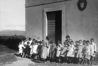 italie, appennino laziale, lutte contre le paludisme, enfants prenant un médicament, 1919