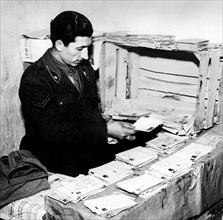 guerre, soldat triant le courrier militaire, 1943