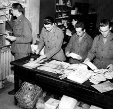 guerre, soldats triant le courrier militaire, 1943