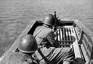 guerre, front russe, soldats postés sur la rivière, 1939 1945